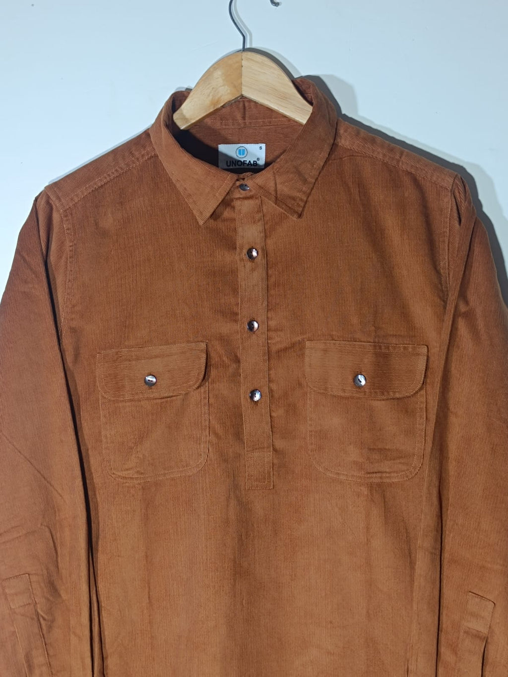 सफेद सलवार के साथ कॉरडरॉय पठानी कुर्ता 